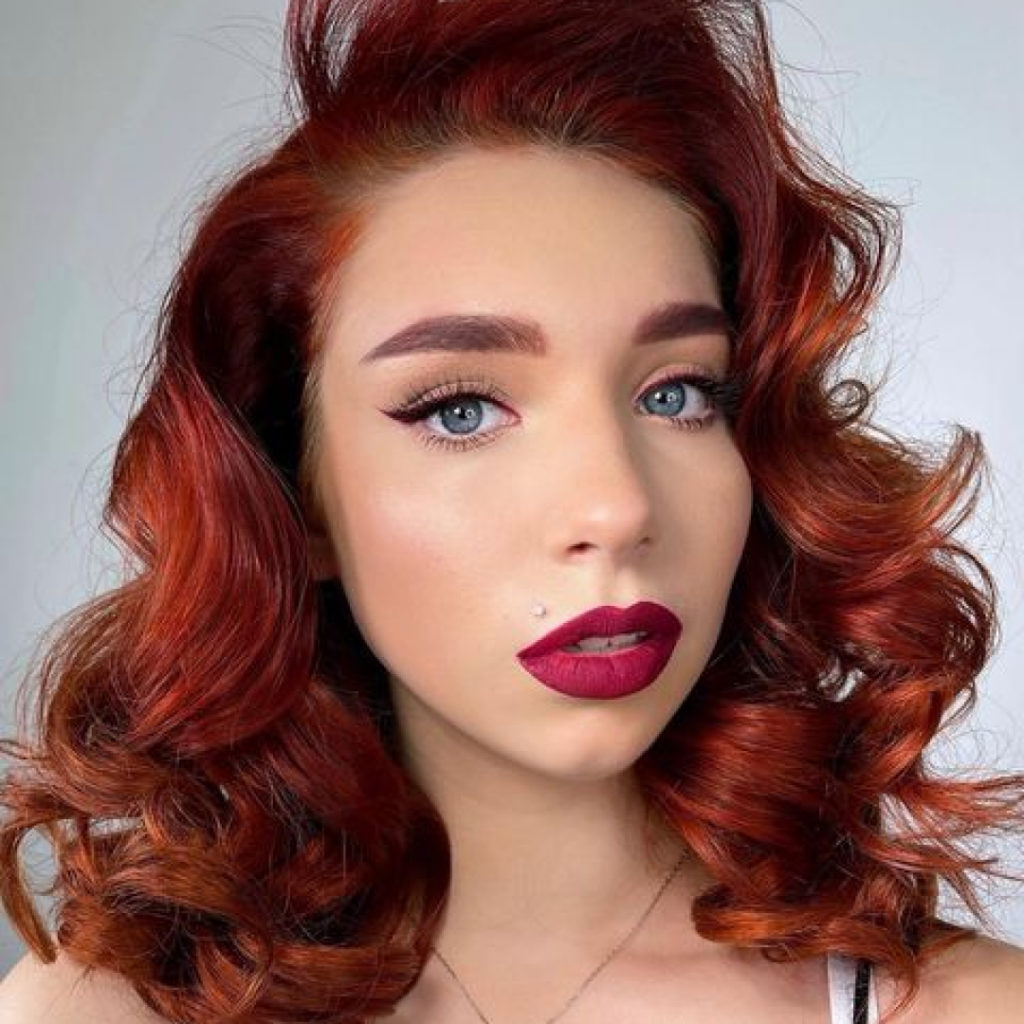 красивая девушка с ярким макияжем и рыжими волосами
